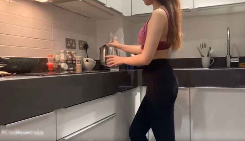 美女少妇穿瑜伽裤在厨房想做饭了，老公说下面先吃饱了干活有精神
