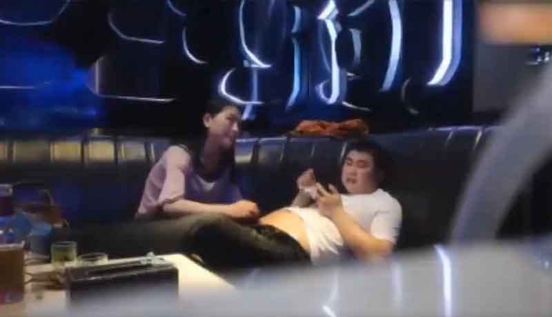 乱伦系列,趁朋友加班还没来在KTV爆操极品嫂子，全程紧张，怕朋友突然开门