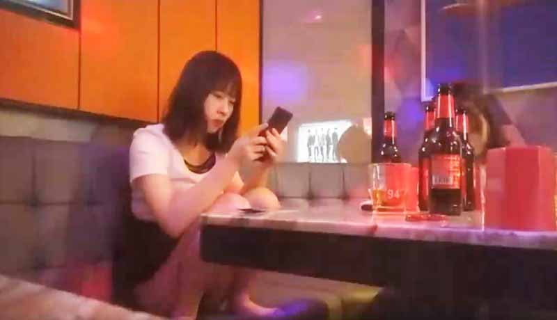 在KTV包房玩多人运动，会所小妹一边唱歌一边给客人舔弄大鸡巴