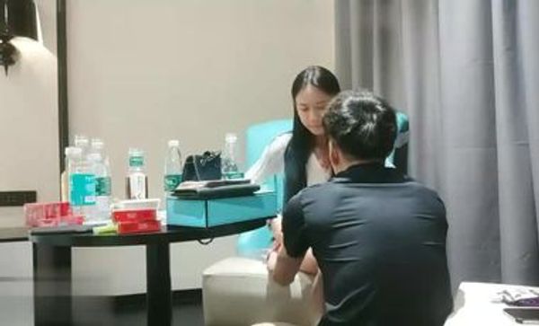 刚下海的校园妹子 粉嫩馒头逼 不禁操，直接操哭了