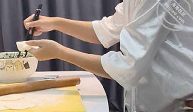 海角社区,妈妈一边包饺子一边坐我的鸡巴上扭动身体 高清