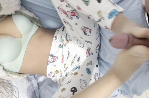 海角社区.你跟我闺蜜你俩在我床上玩挺刺激 高清