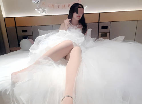 海角社区.生日当天姐姐穿上婚纱酒后在婚房潮喷不断 高清