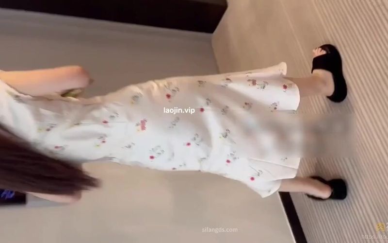 暑假约炮大三女神，白色气质长裙令人想入非非